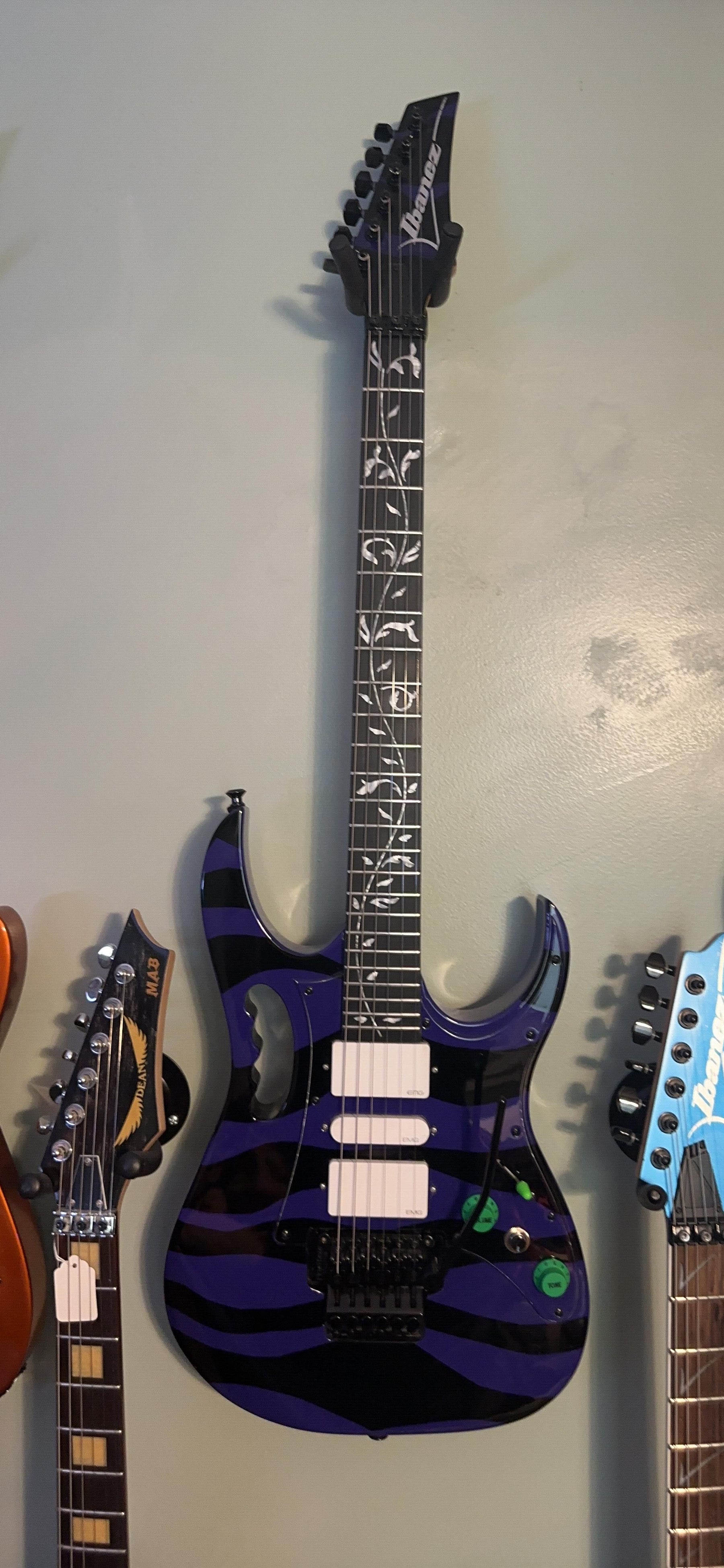 Finished Guitar Photos, Based on PIB-015 Kit, made by Steven Daemicke (USA)