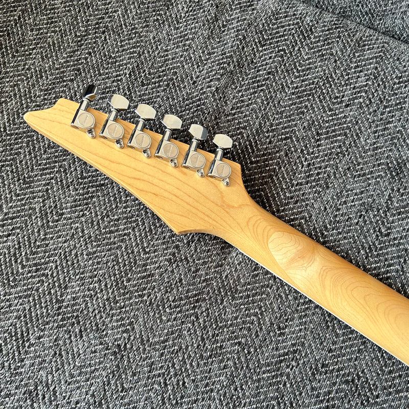 Ash Wood Body Glossy Finish Electric Guitar (GKS-007)