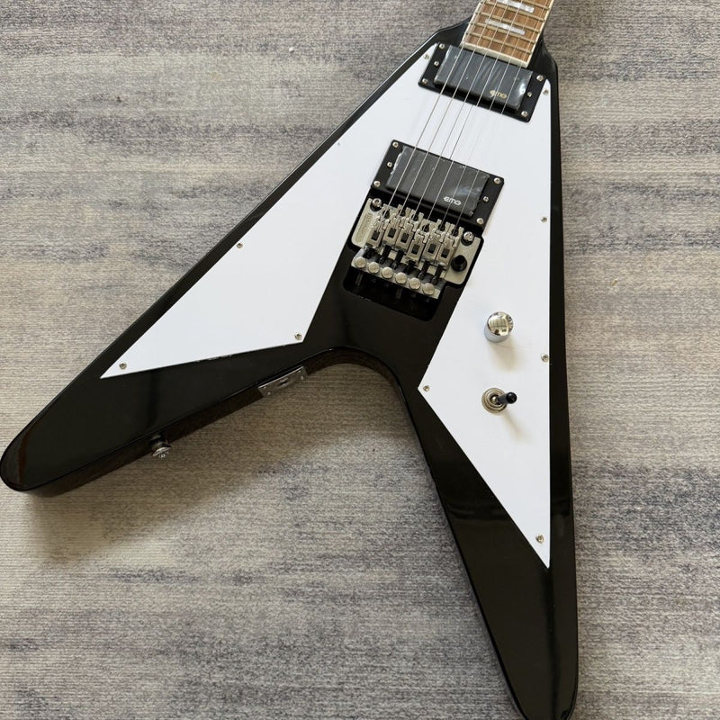 Black White Flying V Style Electric Guitar (LRG-036, No Logo)