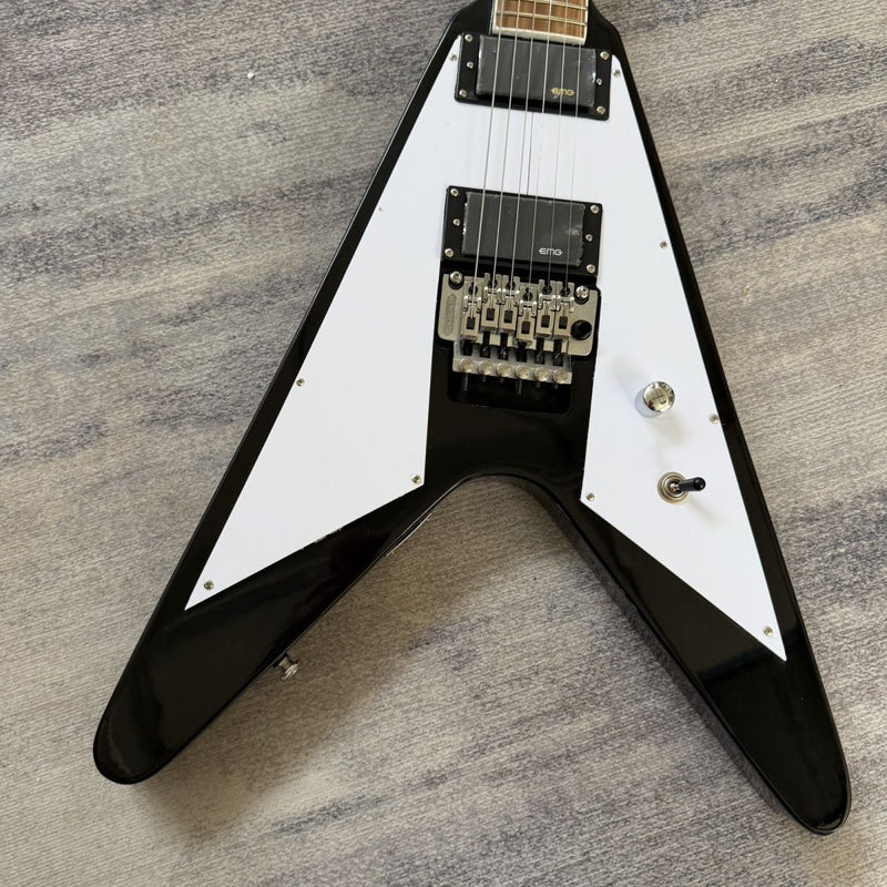 Black White Flying V Style Electric Guitar (LRG-036, No Logo)