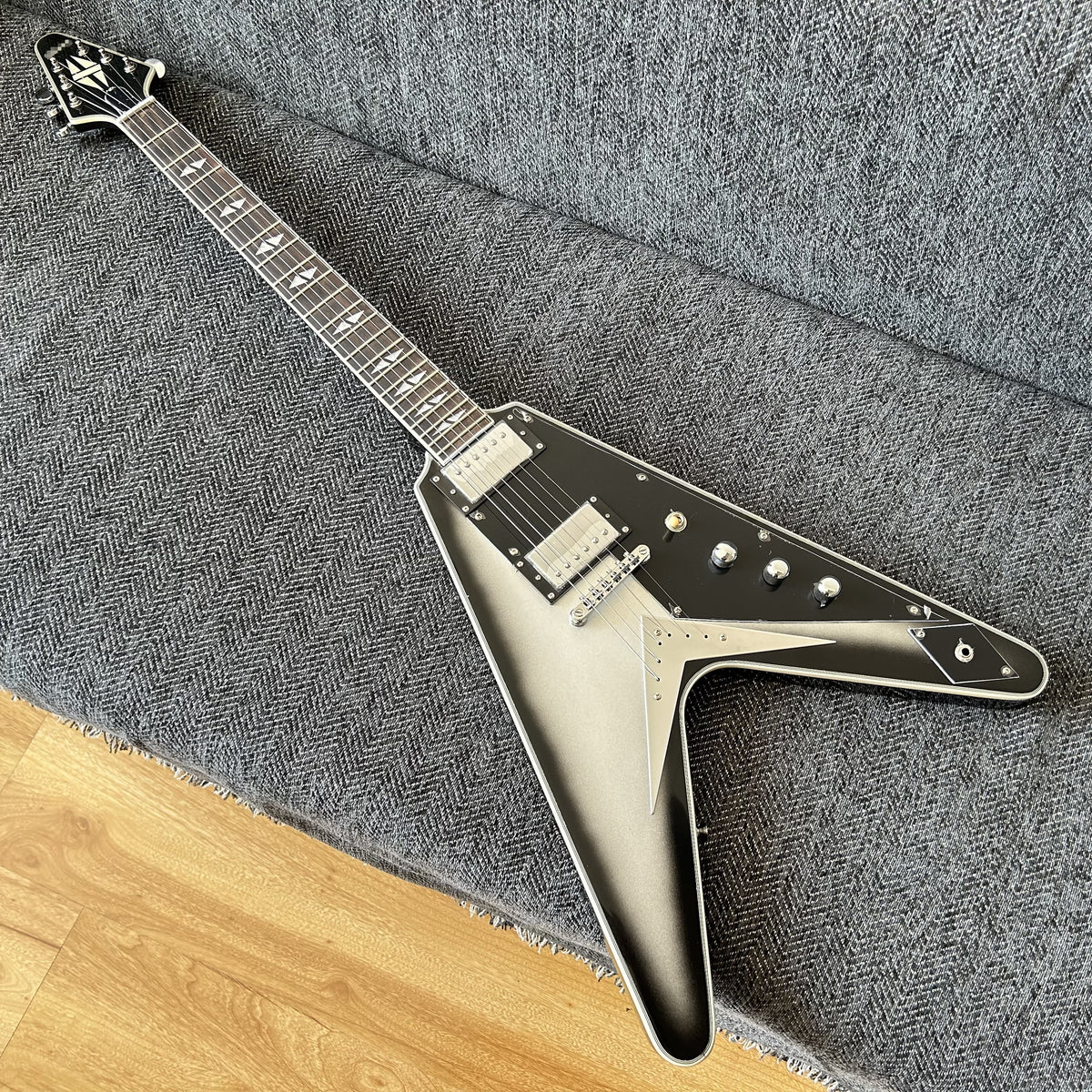Flying V Style Electric Guitar with Metallic Silver Finish (GKS-010 ...
