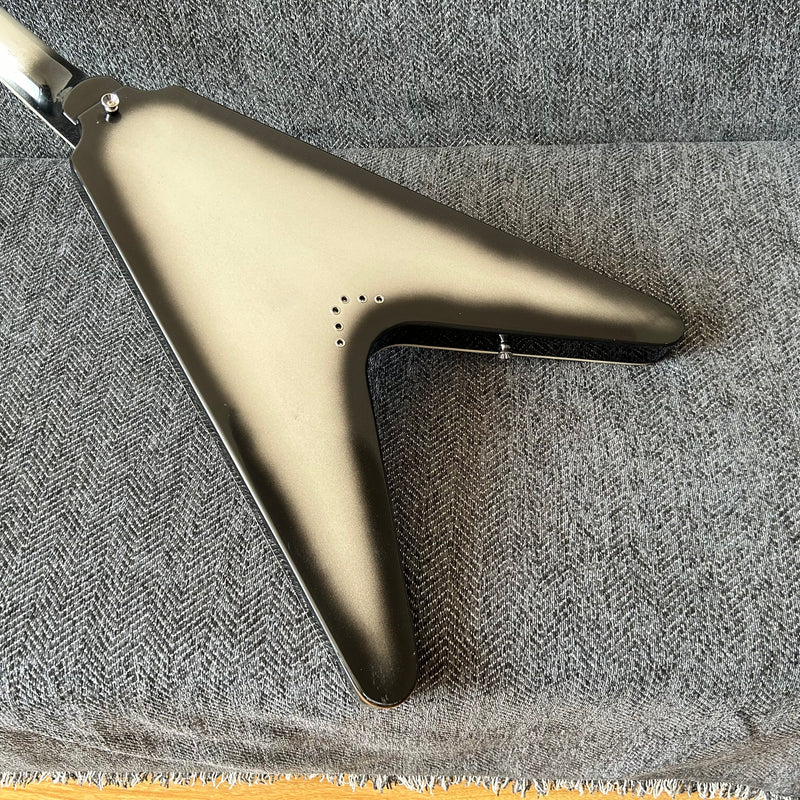 Flying V Style Electric Guitar with Metallic Silver Finish (GKS-010)