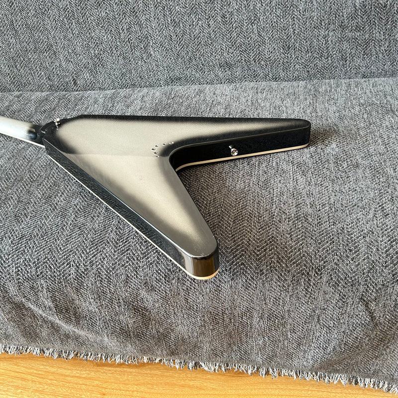 Flying V Style Electric Guitar with Metallic Silver Finish (GKS-010)