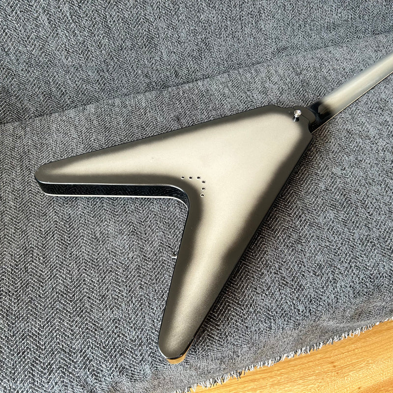 Flying V Style Electric Guitar with Metallic Silver Finish (GKS-010)