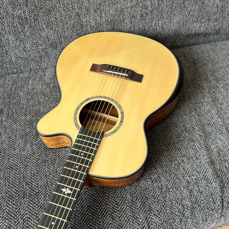 40 Inch Solid Spruce Top / Walnut Back & Sides Acoustic Guitar (CD801)